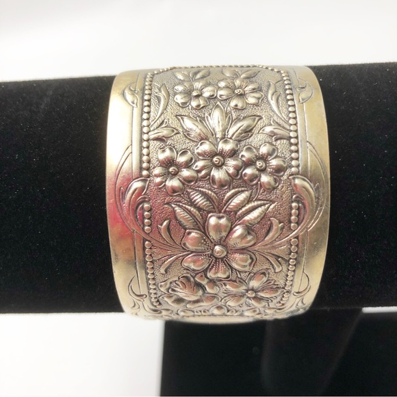Vintage E.J. Towle Wide Cuff Sterling Silver Repousse Floral cuff. - Picture 3 of 7